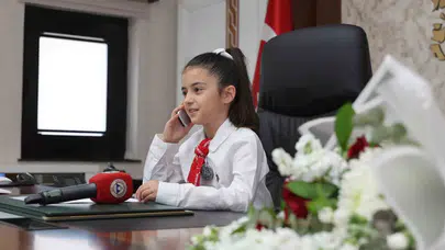 Rektörlük koltuğunda 23 Nisan heyecanı: Minik Emine Defne üniversiteyi yönetti