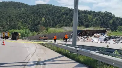 Amasya’da yürek yakan kaza: Parke yüklü tır kavşakta devrildi, sürücü kurtarılamadı