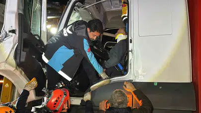 Aksaray'da nefes kesen kurtarma operasyonu: Kamyon sürücüsü kabinde böyle mahsur kaldı