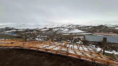 Ardahan'da fırtına dehşeti: Çatılar kağıt gibi uçtu, köylerde büyük panik yaşandı
