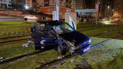 Kayseri'de yağmur kazayı beraberinde getirdi: Tramvay yoluna giren otomobil direğe saplandı