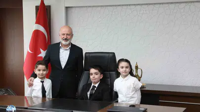 Kocasinan’da 23 Nisan sürprizi: Minik başkan koltuğa oturdu, ilk talimatı park oldu