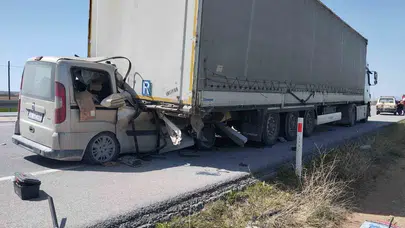Karaman yolunda dehşet anları: Tırın altına giren araçtan sağ çıktı