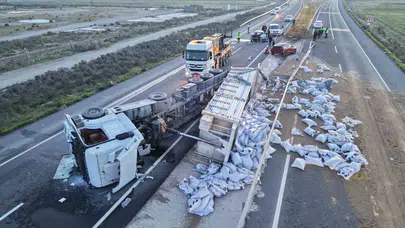 İyilik yapayım derken faciaya davetiye çıktı: Yardım için duran araca arkadan çarptı