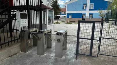 Okulda turnike dönemi: Şiddet ve devamsızlık bitti, velilerin içi rahatladı