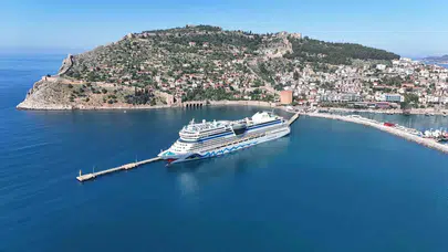 Alanya limanında dev hareketlilik: İtalyan devi binlerce turisti ağırladı