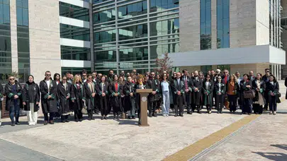 Cübbesini giyen adliye önünde toplandı: Avukatlar şiddete karşı tek ses oldu
