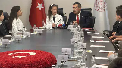 Bakanlık koltuğunda 23 Nisan heyecanı: Defne’nin mesajı duygulandırdı
