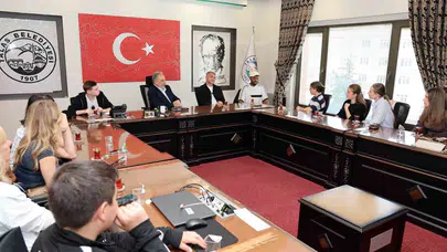 Talas’ın tarihi sokakları Çekyalı gençleri büyüledi: İnternette gördüler, yerinde keşfetmeye geldiler