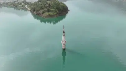 Sular altında kalan hatıralar: Baraj gölünde yükselen minare hüzünlü bir veda gibi