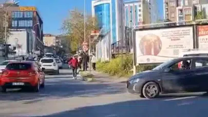 Trafikte dehşet anları: Kadın sürücü sıkıştırdı, eşi ve arkadaşları motosikletliyi darbedip aracına el koydu