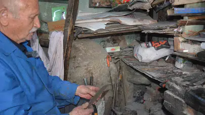 64 yıllık çelik bilek: 77 yaşındaki usta, babasından kalan mirası 15 metrekarelik dükkanında yaşatıyor