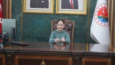 Şırnak’ın minik valisi koltuğa oturdu: Gözyaşları içinde çocuklara seslendi