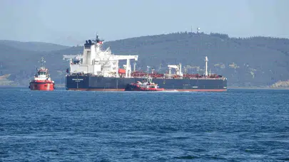 Çanakkale Boğazı’nda yürekleri ağza getiren anlar: Dev tanker kontrolünü kaybetti