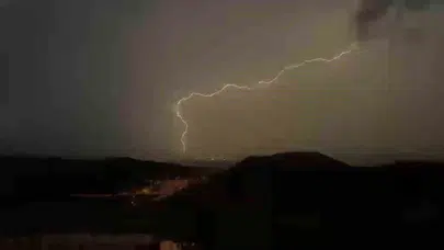 Mardin'de geceyi gündüze çeviren doğa olayı: Gökyüzü adeta alev aldı