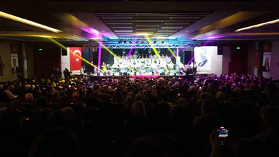Manisa’da nostalji rüzgarı: İzmir Fuarı’nın o büyülü akşamları sahnede yeniden hayat buldu