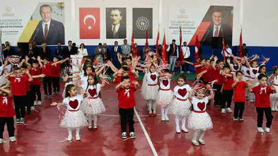 Tomarza’da 23 Nisan rüzgarı: Minikler bayramı doyasıya kutladı