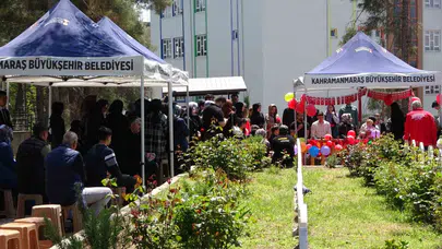 23 Nisan’da hüzünlü bayram: Okul saldırısında kaybedilen miniklerin mezarları çiçeklerle donatıldı