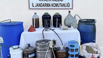Kumluca'da kaçak içki operasyonu: Evini adeta fabrikaya çevirmiş