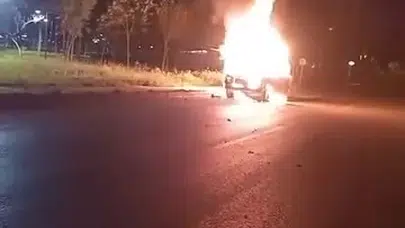 Bursa’da gece yarısı korku dolu anlar: Park halindeki otomobil alev topuna döndü