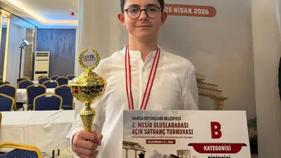 Satranç tahtasında fırtına gibi esti: Çeşme’nin genç yıldızı Manisa’dan şampiyonlukla döndü