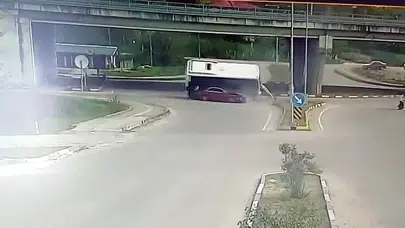 Bartın’da dehşet anları: Üniversite yolunda otobüs otomobilin üzerine devrildi