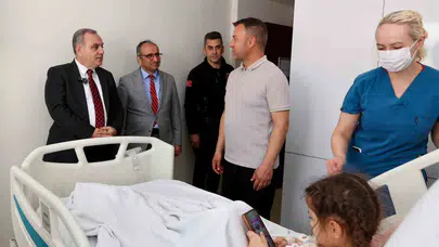 Hastane odalarında bayram coşkusu: Rektör Altun minik hastaları yalnız bırakmadı