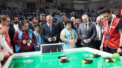 Sahada değil robotik arenada karşı karşıya geldiler: Başkan Büyükakın ve Kocaelisporlu yıldızlar hünerlerini sergiledi