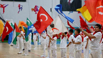 Elazığ’da 23 Nisan rüzgarı: Miniklerin gösterileri izleyenleri mest etti