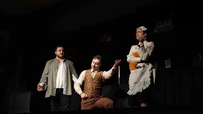 Tiyatronun kalbi İzmir Ekonomi’de attı: 5 gün süren sanat şöleni binlerce kişiyi ağırladı