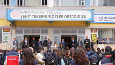 Acı dolu günlerin ardından hüzünlü başlangıç: Veliler çocuklarını gözyaşlarıyla okula uğurladı