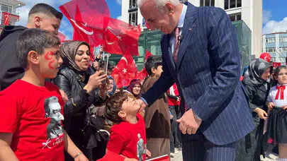 Ümraniye’de bayram havası: Minikler 23 Nisan coşkusunu meydanlarda doyasıya yaşadı