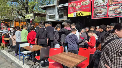 23 Nisan coşkusu lezzetle birleşti: Ücretsiz ikram izdihamı sokağa sığmadı