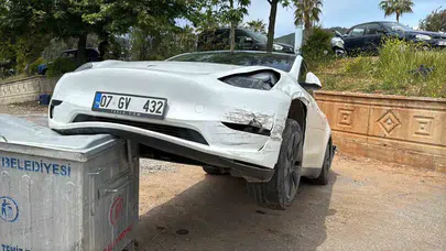 Gazipaşa’da korkunç kaza: Okul bahçesine uçan otomobil çöp kovasında asılı kaldı