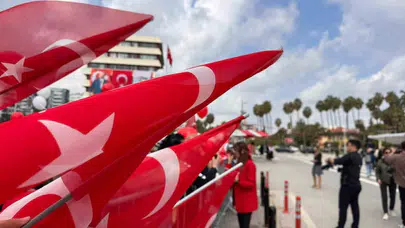 Adana’da 23 Nisan rüzgarı: Minikler hünerlerini sergiledi, meydanlar bayram yerine döndü