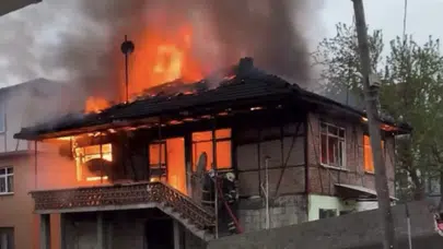Düzce'de geceyi aydınlatan kabus: İki katlı evden geriye sadece küller kaldı