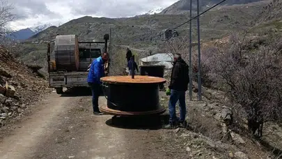 Hakkari’de doğa felaketi iletişimi koparamadı: Ekipler el feneriyle nöbette