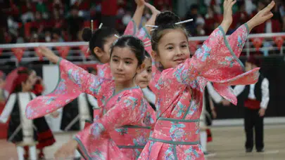 Cizre’de bayram coşkusu: Minikler hünerlerini sergiledi, salon alkışlarla inledi