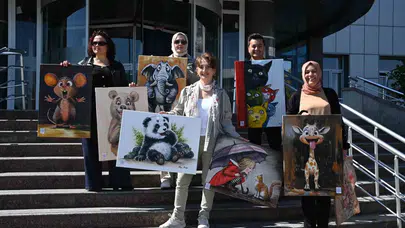 Fırçaları minik kalpler için tuttular: Hastane koridorları sanatla şifa buldu