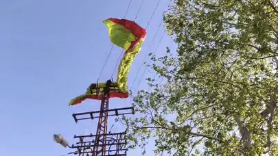 Gökyüzünde kabus dolu anlar: Yamaç paraşütü pilotu elektrik tellerine takıldı