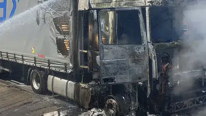 Edirne yolunda dehşet anları: Kereste yüklü tır alevlere teslim oldu