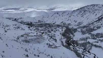 Nisan ayında kış geri döndü: Erzincan’da bahar bekleyenler güne karla uyandı