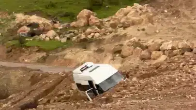Siirt'te korku dolu anlar: Heyelan minibüsü yuttu, köylüler isyan etti
