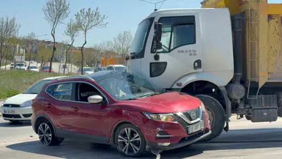 Ölümle burun buruna geldiler: Hafriyat kamyonunun altına aldığı otomobilden mucizevi şekilde kurtuldular
