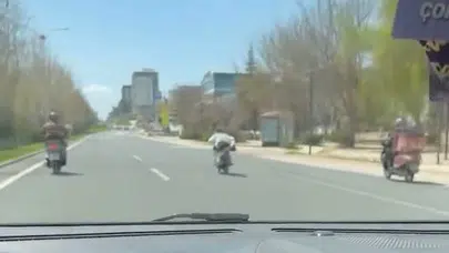 Trafikte akıllara durgunluk veren anlar: Motosikletin üzerine uzanıp kilometrelerce gitti
