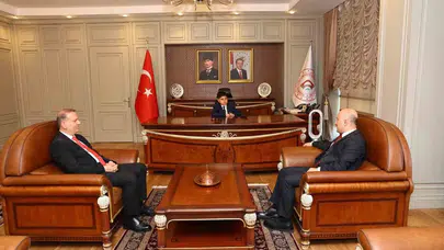Adıyaman'da 23 Nisan klasiği: Minik Özgür valilik koltuğuna oturdu, talimatları peş peşe sıraladı