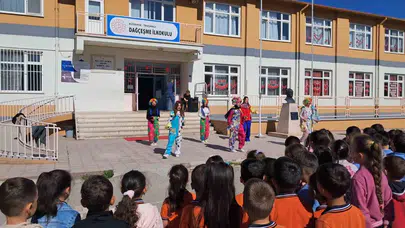 Geleceğin öğretmenleri sahneye çıktı: Tavşanlılı öğrencilerden miniklere unutulmaz 23 Nisan sürprizi