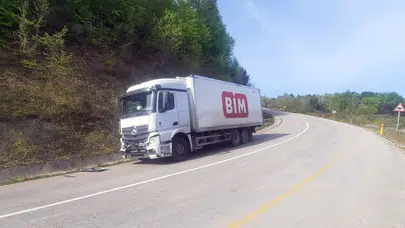 Kastamonu yolunda dehşet anları: Freni boşalan kamyon hastane malzemesi taşıyan araca çarptı