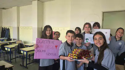 Öğretmenler lokma döktürdü, öğrenciler çiçeklerle karşılık verdi: Üçler Ortaokulu’nda vefa buluşması