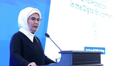 Dijital dünyanın "görünmez tehlikeleri" alarm veriyor: Emine Erdoğan'dan teknoloji devlerine sert uyarı